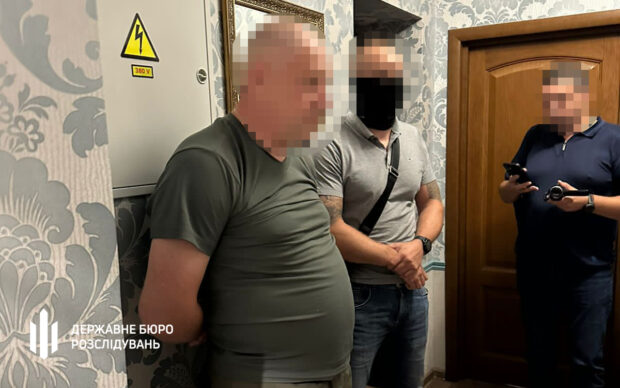 У Києві затримали посадовця міської військової адміністрації, який за гроші допомагав чоловікам виїхати з України