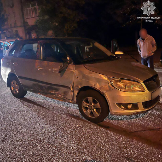 У Києві вкрали автівку, поки патрульні оформлювали ДТП за її участі