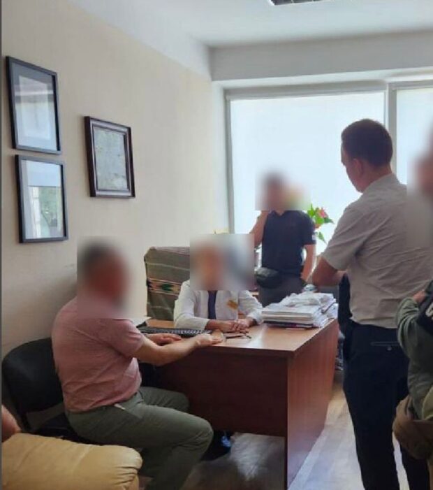 Вимагав гроші за безкоштовну операцію: у Києві викрили лікаря на хабарі