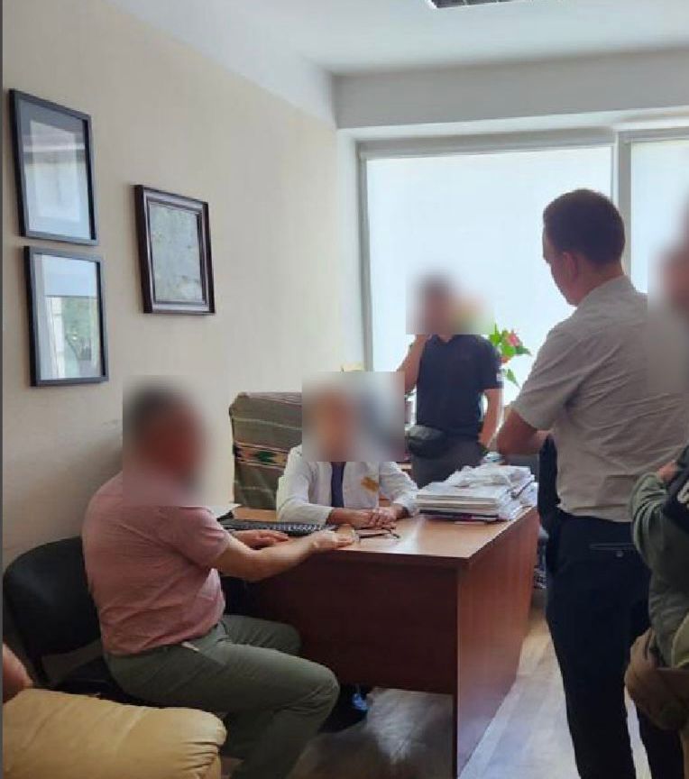 Вимагав гроші за безкоштовну операцію: у Києві викрили лікаря на хабарі