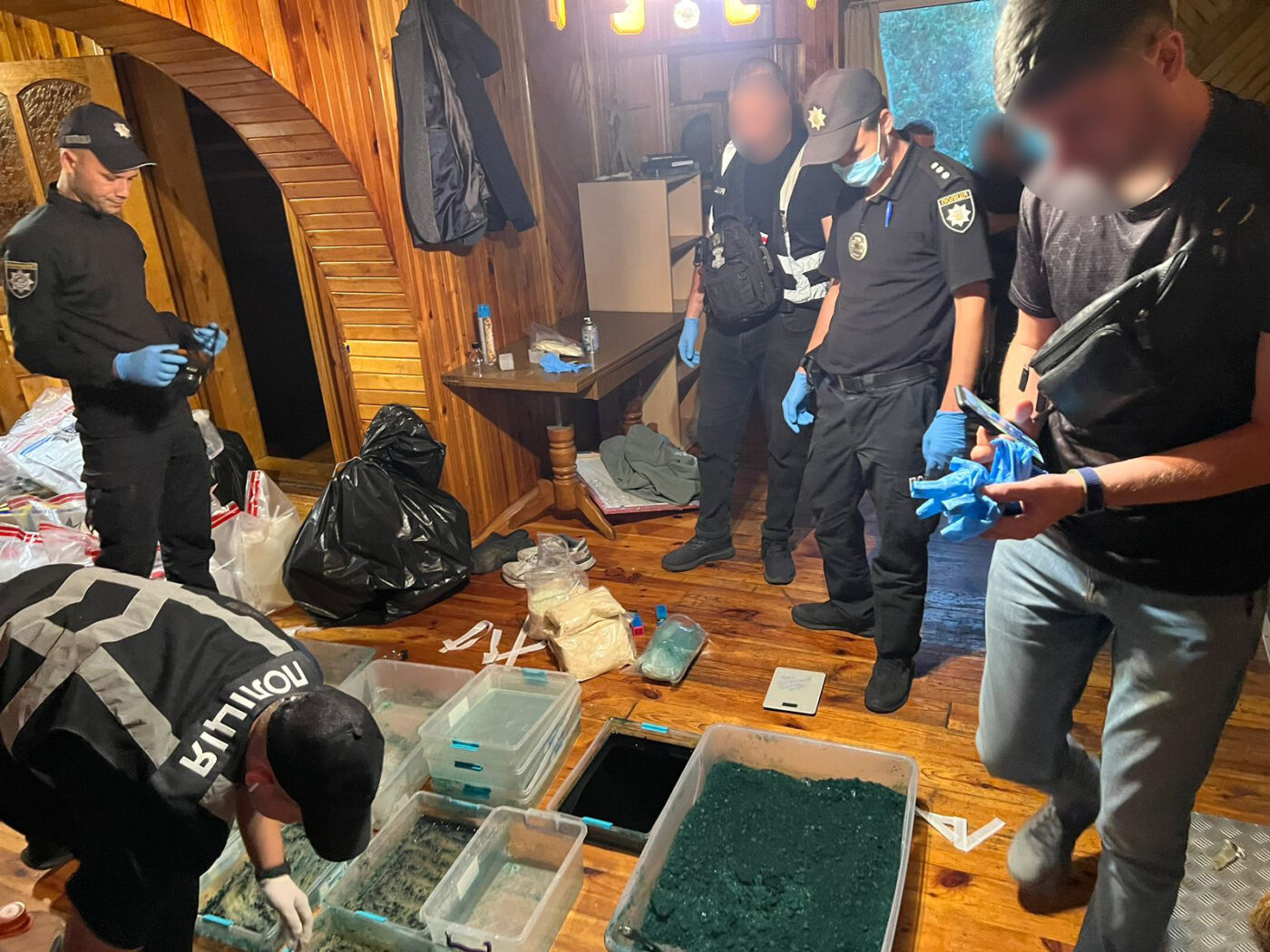 У Києві накрили велику нарколабораторію психотропів із "товаром" на 50 мільйонів