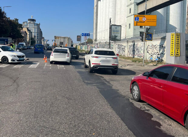У Києві під колесами вантажівки загинула жінка