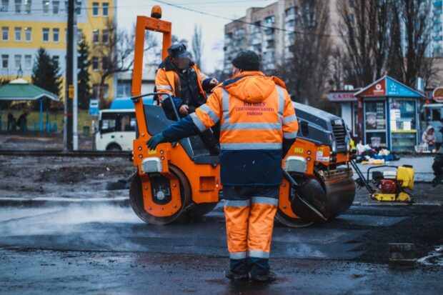 Понад 500 000 грн збитків на ремонті доріг: столичні поліцейські повідомили про підозру посадовцю