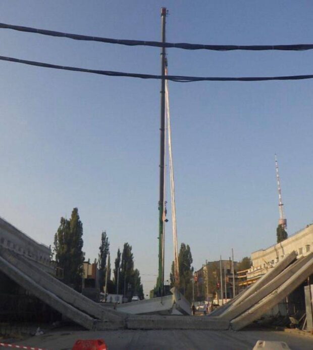 Прокуратура розслідує обвал Дегтярівського мосту в Києві, який стався 30 вересня