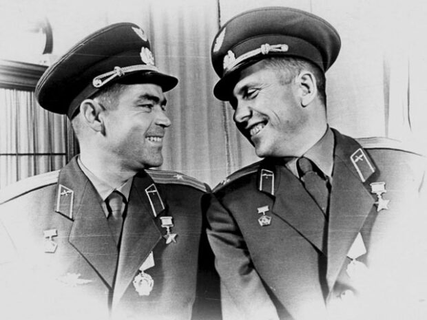  "Зоряні брати" - Андріян Ніколаєв (ліворуч) і Павло Попович - які в серпні 1962 року здійснили перший у світі груповий політ пілотованих космічних кораблів. 