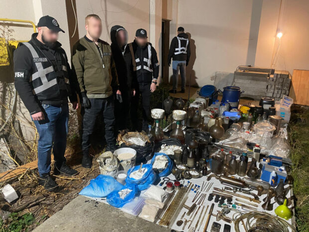 Горіло все, крім наркотів: під Києвом ділки підпалили свою лабораторію