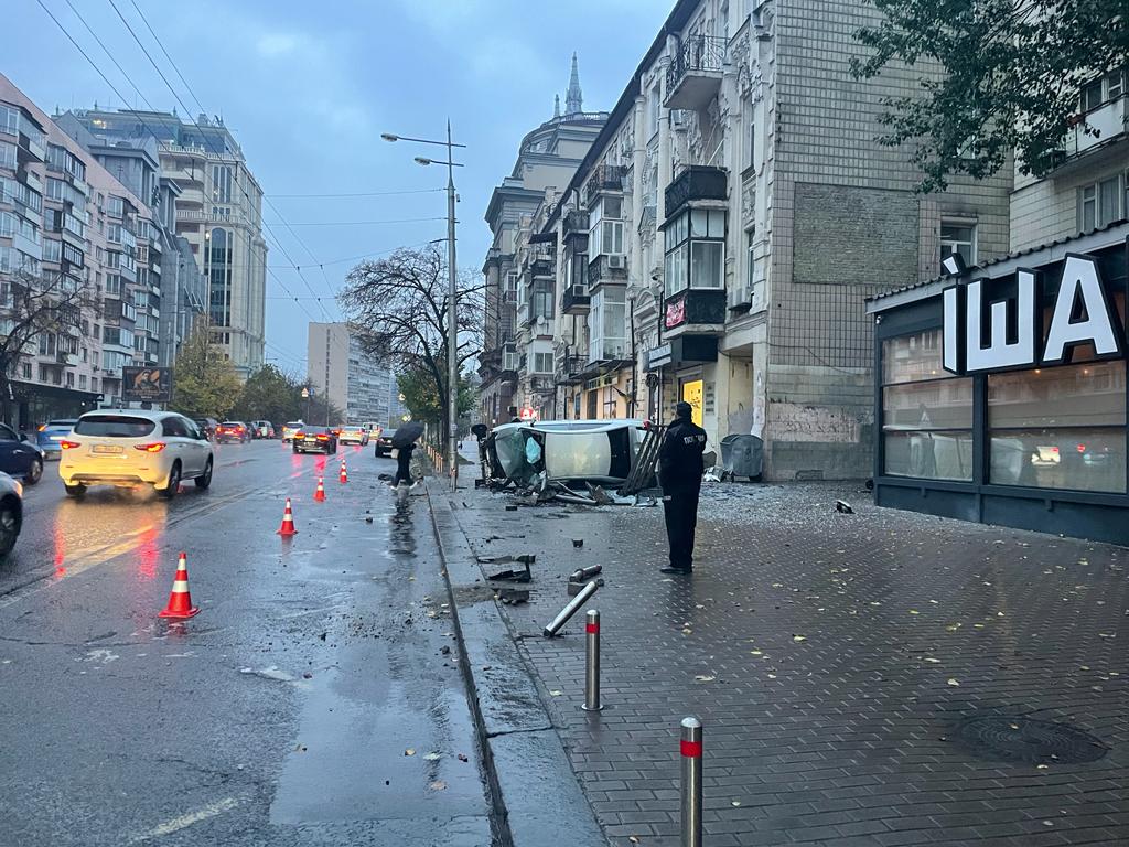 У Києві водій автівки не впорався з керуванням, виїхав на тротуар та збив перехожих