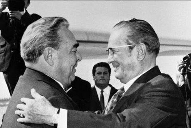 Брєжнєв і Тіто перед поцілунком