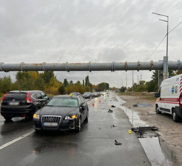 У Києві під колесами автівки загинув керманич електросамоката