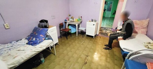 У Києві затримали чоловіка, який вдарив ножем сусіда по лікарняному ліжку