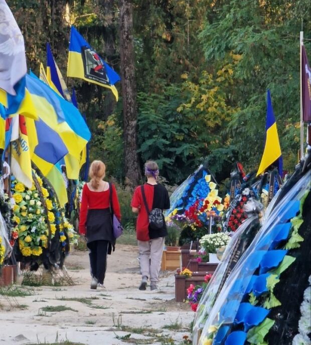У Києві викрили групу малолітніх, які обкрадали могили полеглих Героїв