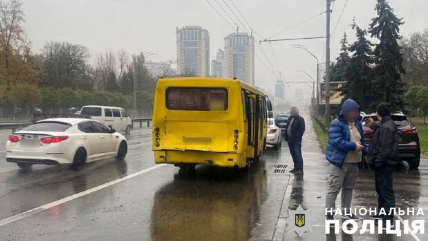 У Києві внаслідок зіткнення маршруток постраждали сім пасажирів