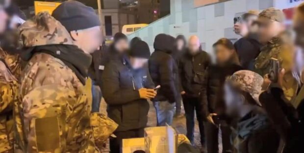 До фонду, який збирає гроші біля метро в Києві, прийшли з обшуками