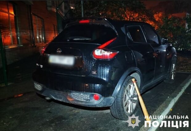 У Києві затримали жінку, яка битою трощила автівки