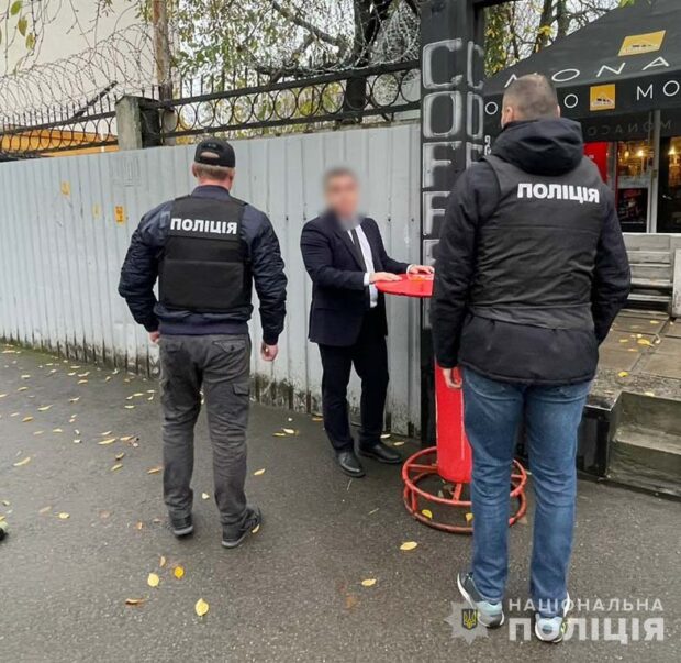 "Зелений коридор" за долари: у Києві митника викрили на хабарі