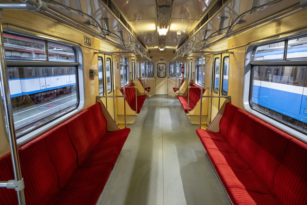 "Зеленою" гілкою столичного метро почав курсувати потяг із вагонів, які Київ отримав від Варшави