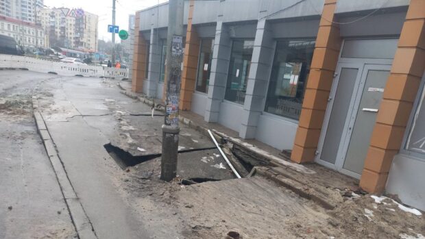 Біля метро "Деміївська" через просідання ґрунту демонтують частину магазинів — КМДА