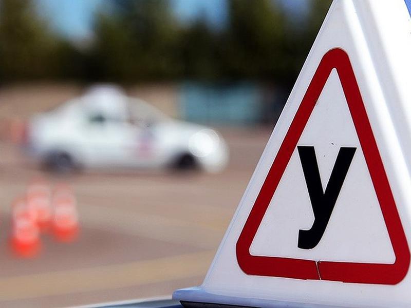 У Києві автоінструктори МВС за гроші допомагали складати іспит на водіння, облаштувавши машини таємними педалями