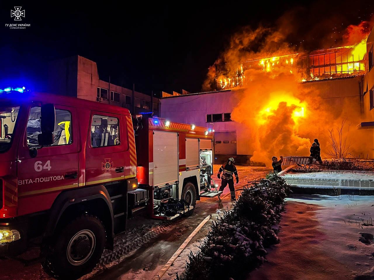 У Фастівському районі всю ніч гасили пожежу в меблевому цеху