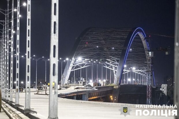 Поліція викрила схему розкрадання 24 млн грн на будівництві Подільсько-Воскресенського мосту