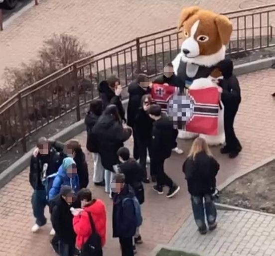 Фотографувалися з "псом Патроном" та нацистською символікою: у Києві прокуратура відкрила кримінальне провадження