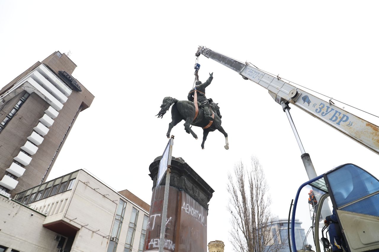У столиці демонтували пам’ятник Миколі Щорсу