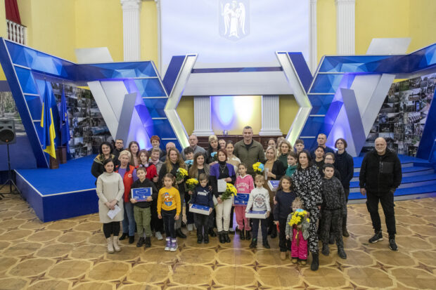 У Києві внутрішнім переселенцям вручили ордери на квартири для тимчасового проживання