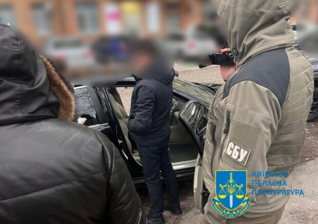 6 000 доларів за "дозвіл" на роботу АЗС: столичного податківця підозрюють у вимаганні