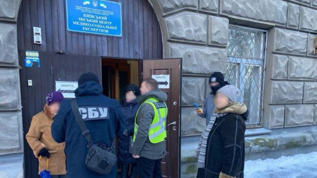 До 8 000 доларів за фальшиві діагнози для ухилянтів: у Києві затримали трьох організаторів схеми