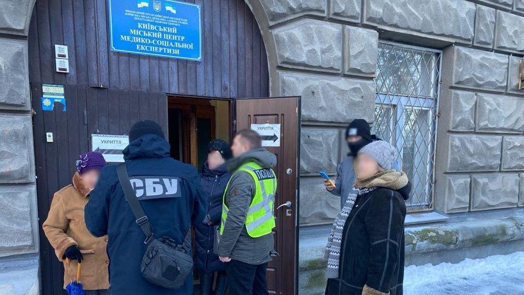 До 8 000 доларів за фальшиві діагнози для ухилянтів: у Києві затримали трьох організаторів схеми