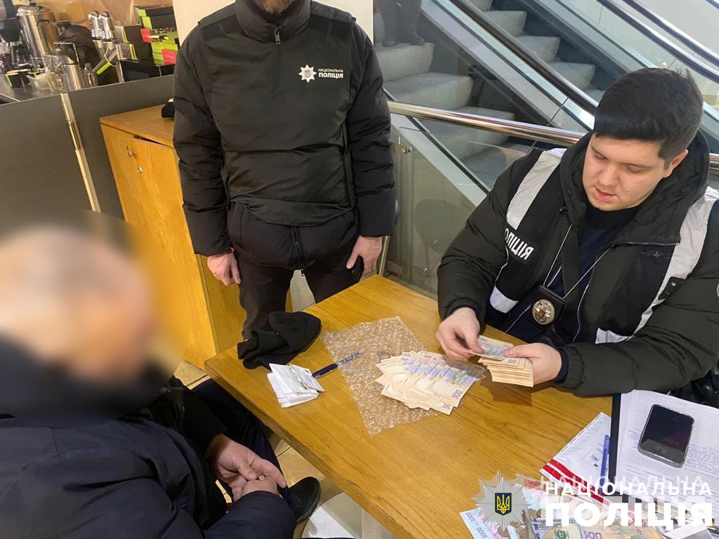 Майже 170 000 гривень хабаря за дозвіл на розміщення об’єктів пересувної торгівлі: в Києві викрили посадовця комунального підприємства КМДА