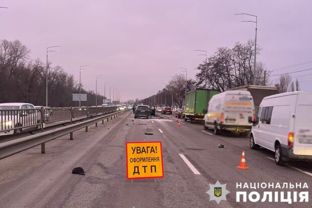 У Києві під колесами автівки загинув чоловік