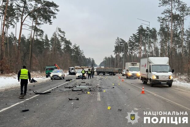 У Києві внаслідок зіткнення мікроавтобуса та вантажівки загинув чоловік
