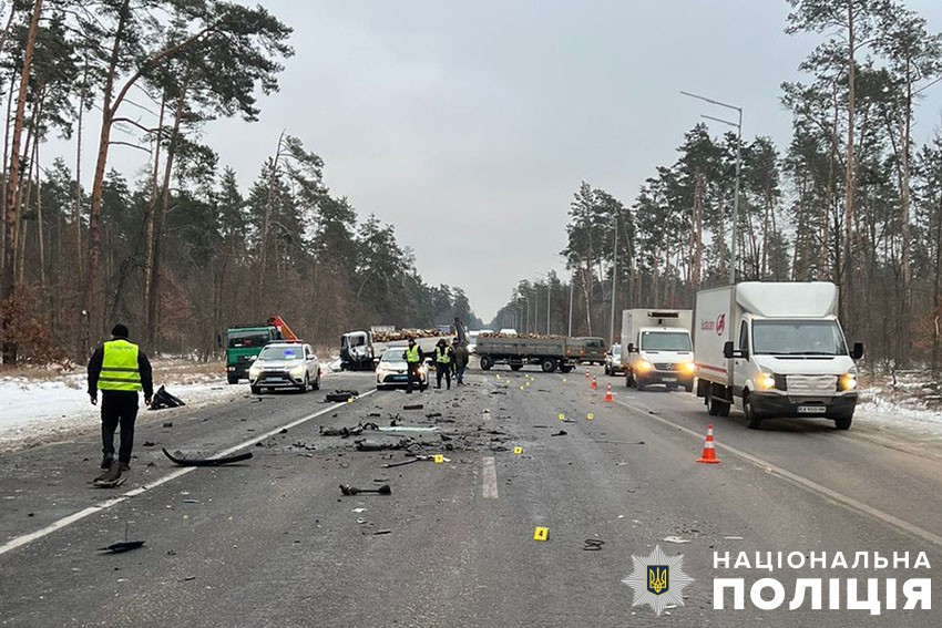 У Києві внаслідок зіткнення мікроавтобуса та вантажівки загинув чоловік
