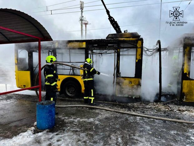 У Києві загорівся тролейбус із пасажирами, ймовірно, через підпал – КМДА