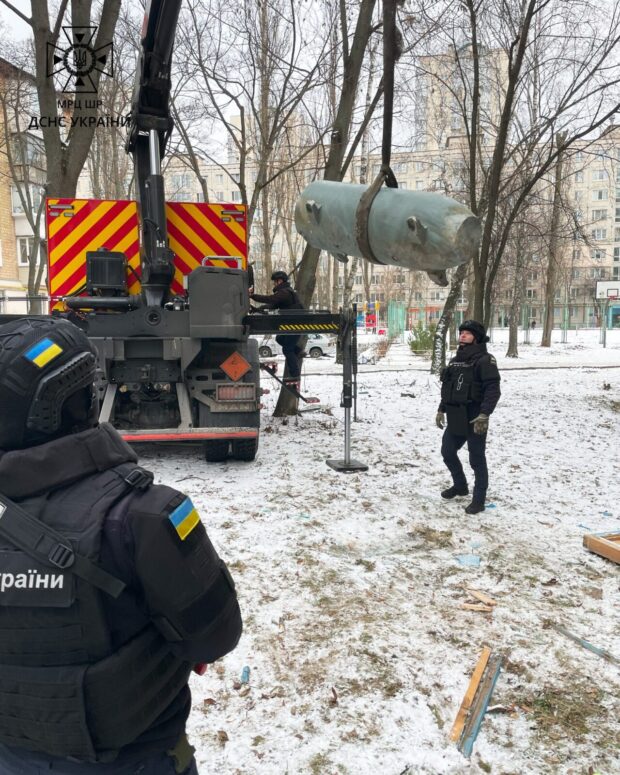 У Києві піротехніки вилучили бойову частину російської ракети, яка не вибухнула