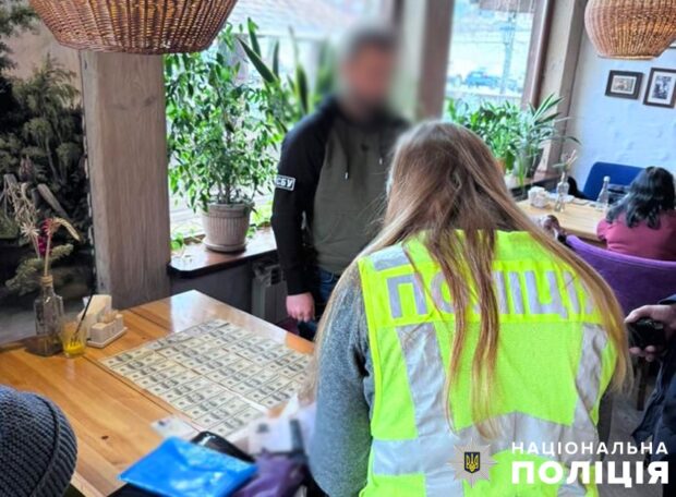 У Києві викрили жінку, яка за гроші обіцяла допомогти переселенці з Луганської області отримати соціальне житло