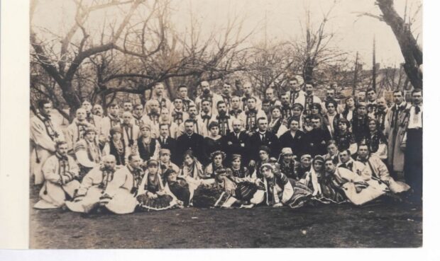  Перша групова світлина Української Републіканської Капели. Станіславів, 14 квітня 1919 року