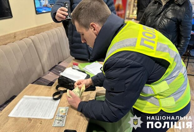 Обіцяв виготовити фіктивні документи для ухилення від військової служби: у Києві затримали лікаря