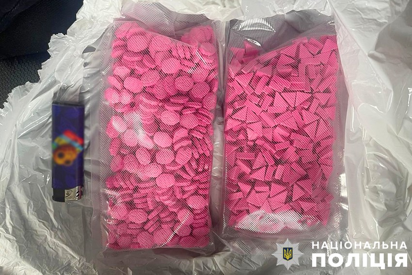 У Києві повідомили про підозру молодику, який розповсюджував психотропи по території України