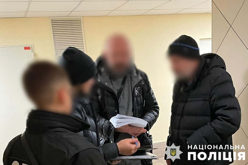 Допомагав військовозобов'язаним чоловікам виїжджати за межі країни: у Києві експосадовцю повідомлено про підозру