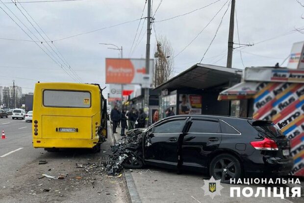 У Києві автівка вилетіла: загинув чоловік, який чекав на громадський транспорт
