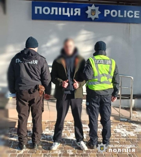 Розбив вітрину та викрав ювелірні вироби: в Боярці затримали грабіжника