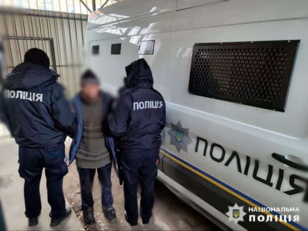 Вдарив ножем у спину: на Київщині затримала чоловіка