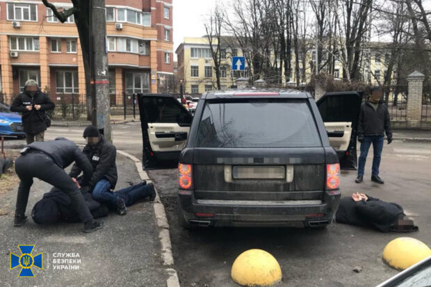 СБУ затримала ділків, які видурювали гроші у родичів українських військовополонених, обіцяючи обмін