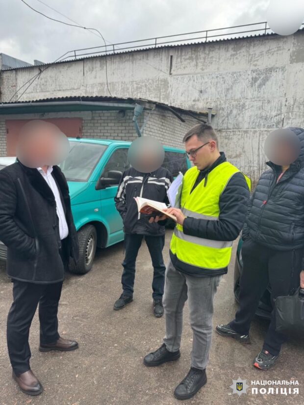 Вимагали хабар у пів мільйона гривень за непроведення позапланової перевірки: на Київщині затримали працівників Держпраці