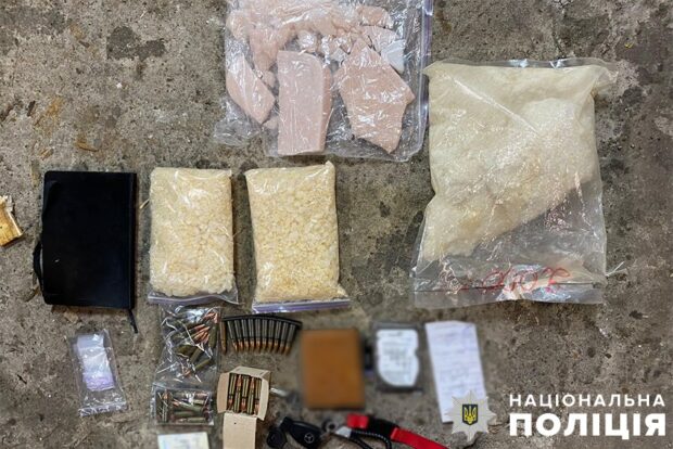 Збував зброю, вибухівку та наркотики: у столиці затримали чоловіка