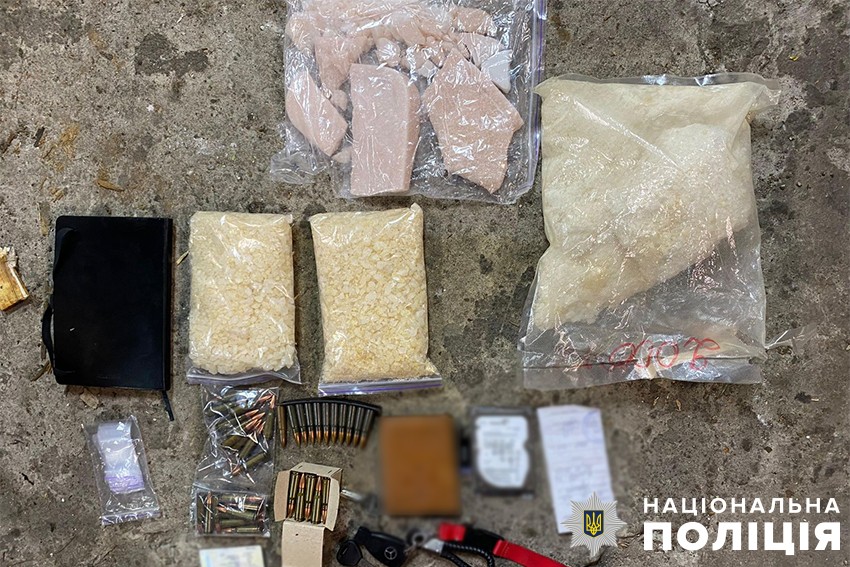 Збував зброю, вибухівку та наркотики: у столиці затримали чоловіка