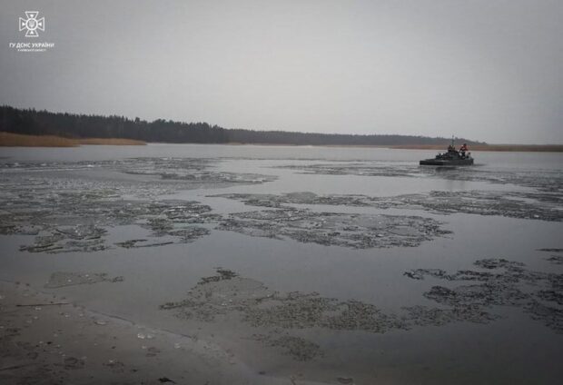 Гуляв із сестрою по кризі: в ставку Київщини водолази знайшли 11-річного хлопчика