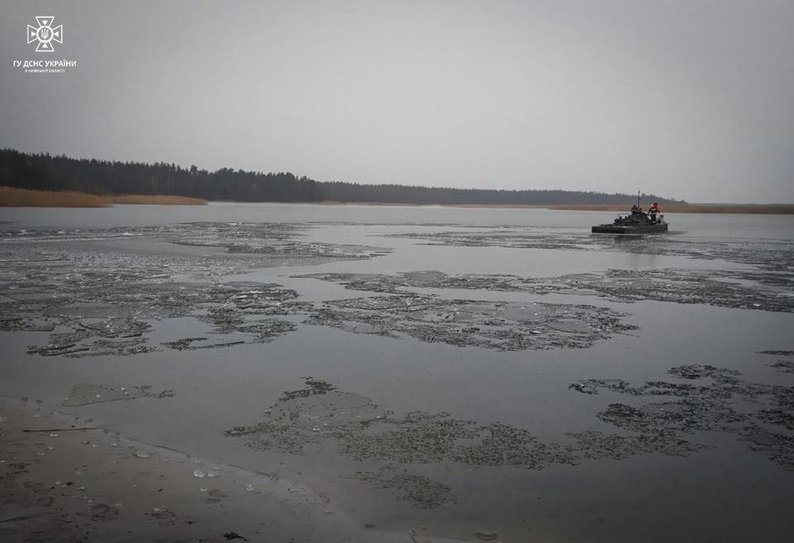 Гуляв із сестрою по кризі: в ставку Київщини водолази знайшли 11-річного хлопчика